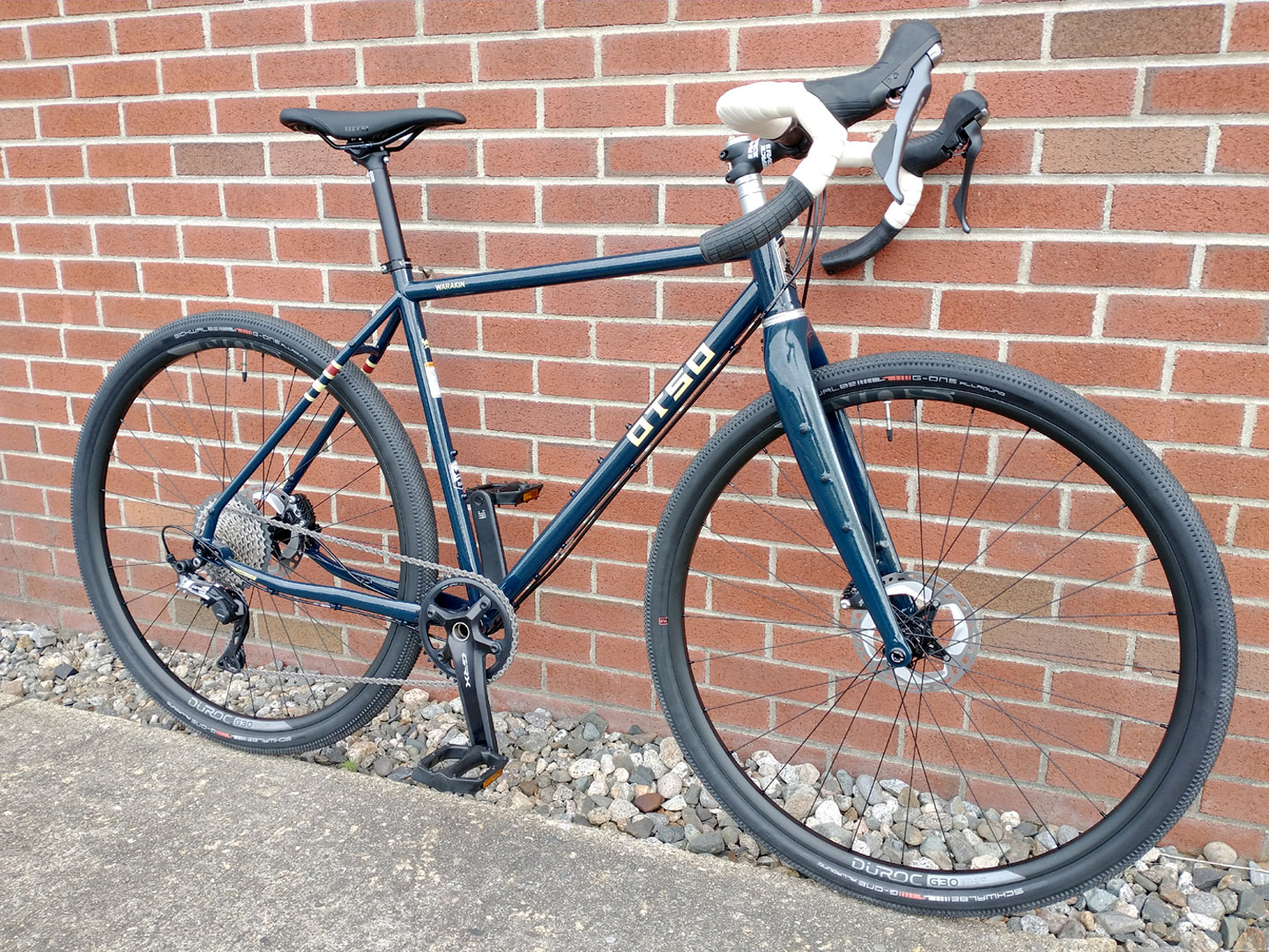 Otos Warakin 4130 Chromoly Steel in Navy Gold with cream bar tape